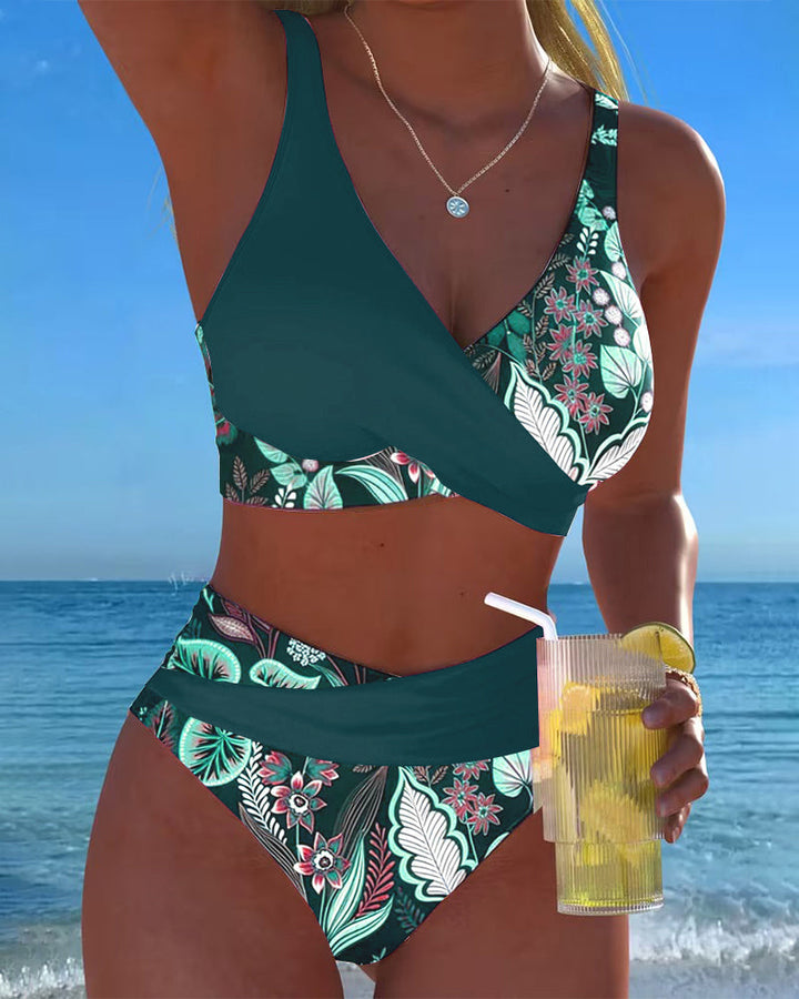 Bikini with contrasting colors and floral print