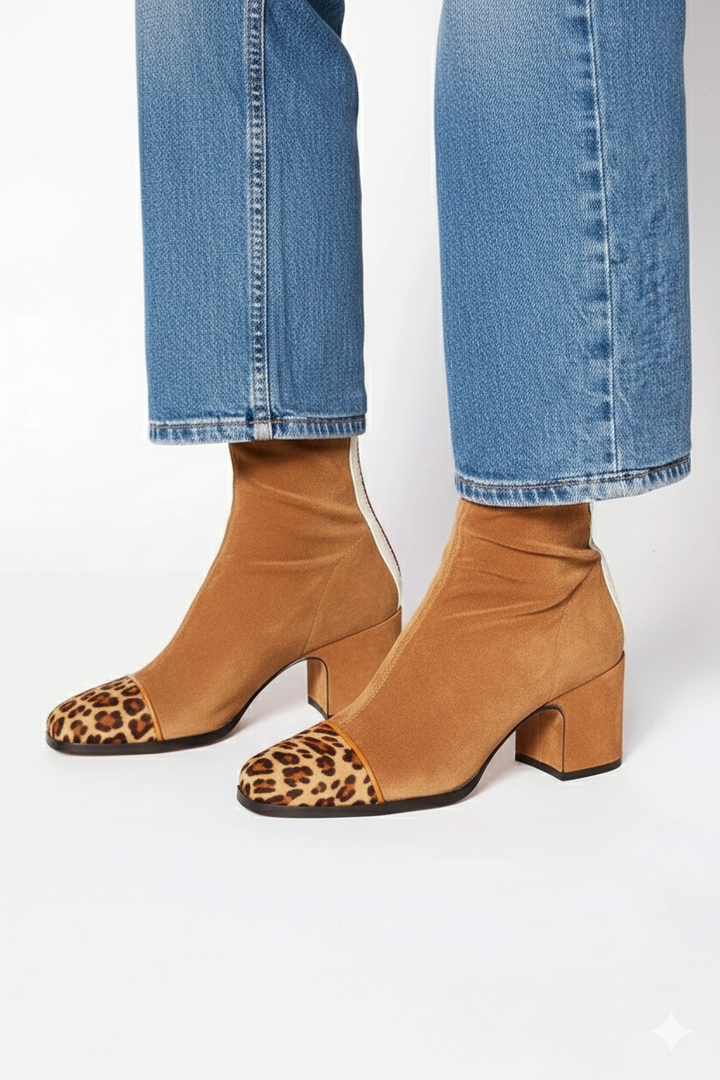 Mid-heel ankle boot with print