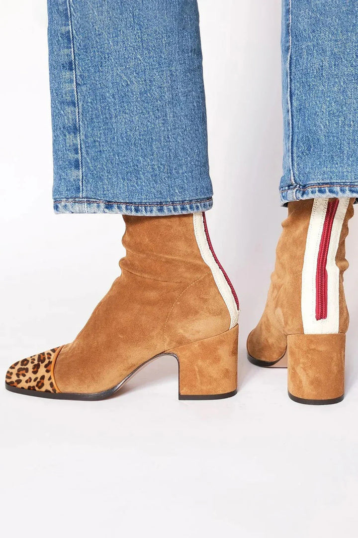 Mid-heel ankle boot with print
