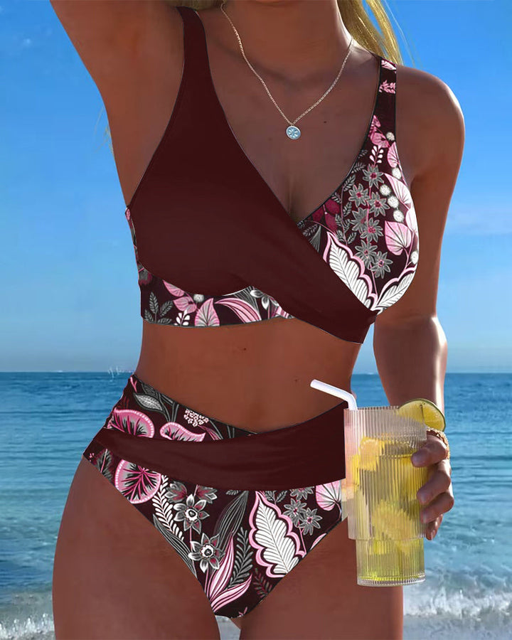 Bikini with contrasting colors and floral print