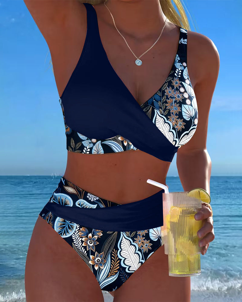 Bikini with contrasting colors and floral print